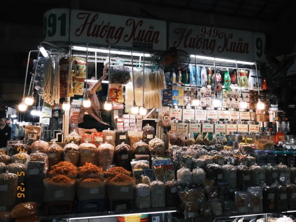 Bàn ăn tại Vũ Trường Giang